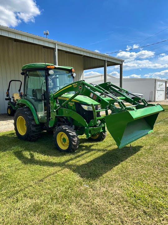 John Deere 3046R