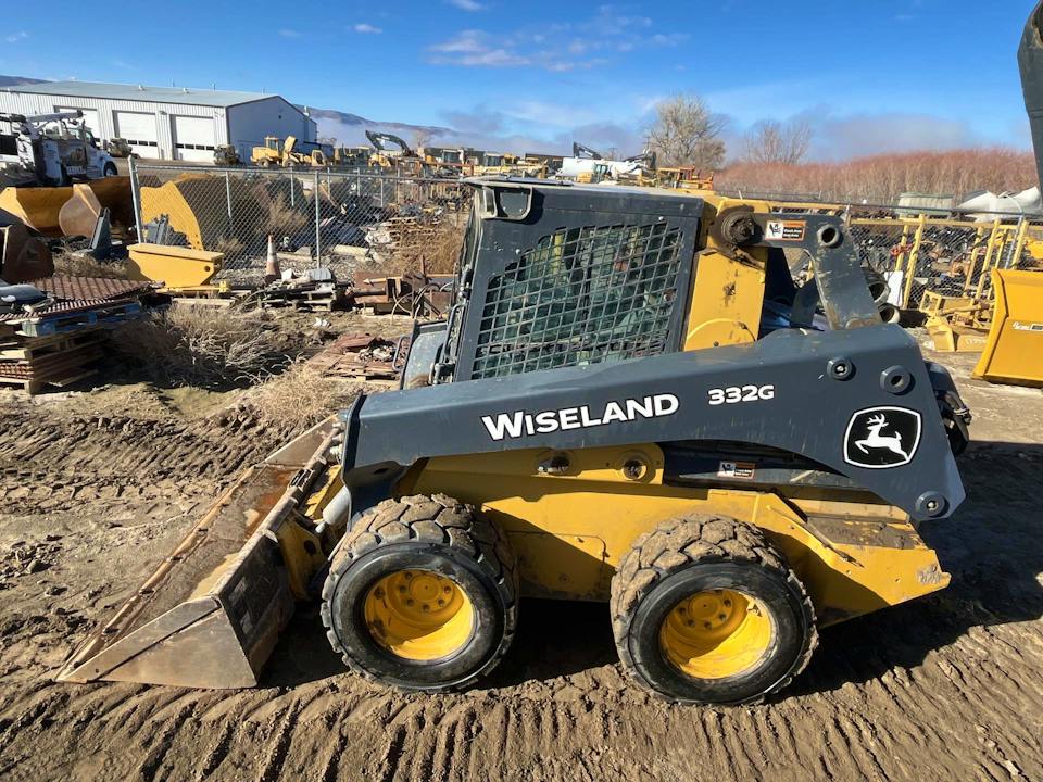 John Deere 332G
