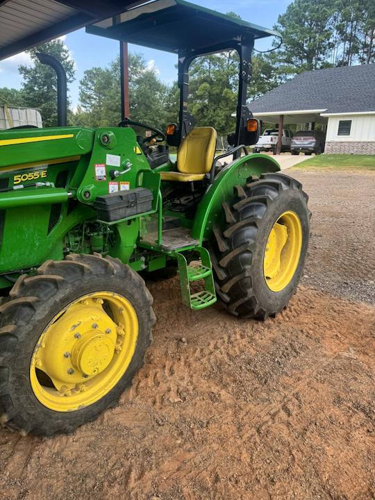 John Deere 5055E