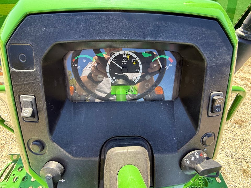 John Deere 5055E