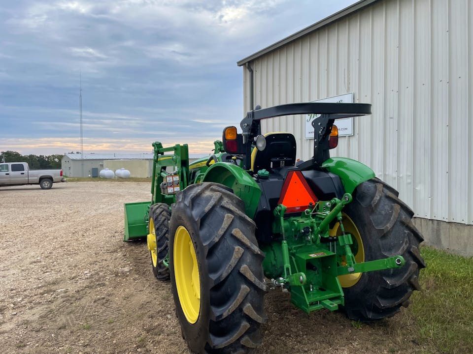 John Deere 5055E