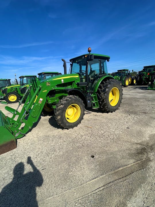 John Deere 6135E