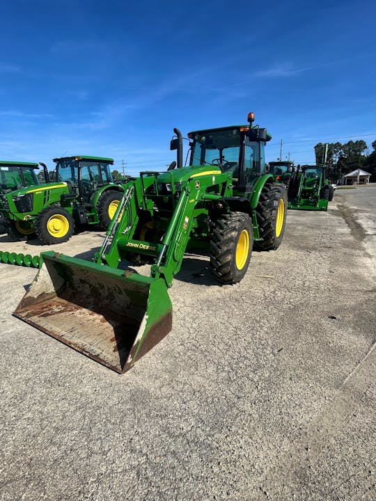 John Deere 6135E