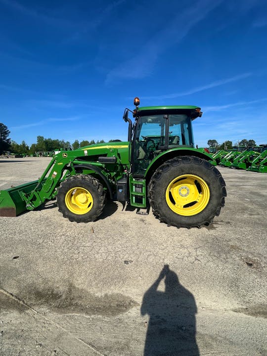 John Deere 6135E