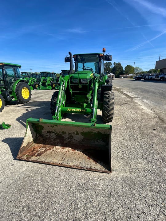 John Deere 6135E