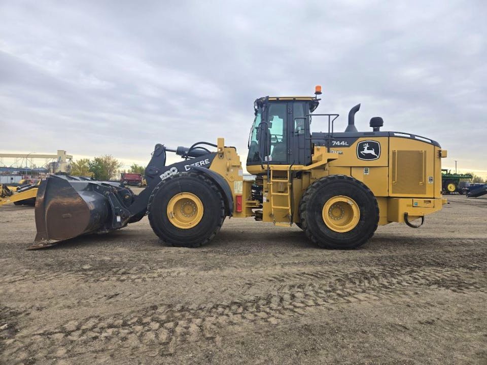 John Deere 744L