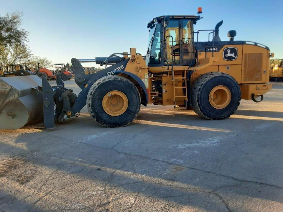 John Deere 744L
