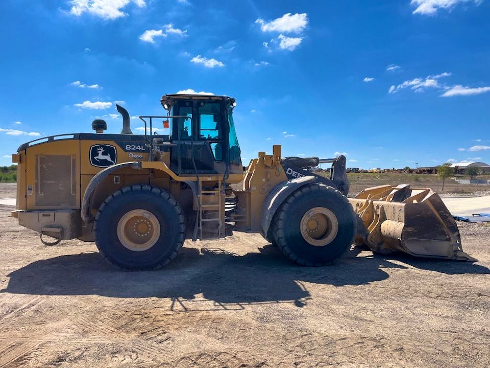 John Deere 824L