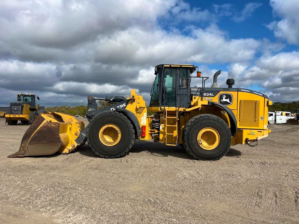 John Deere 824L