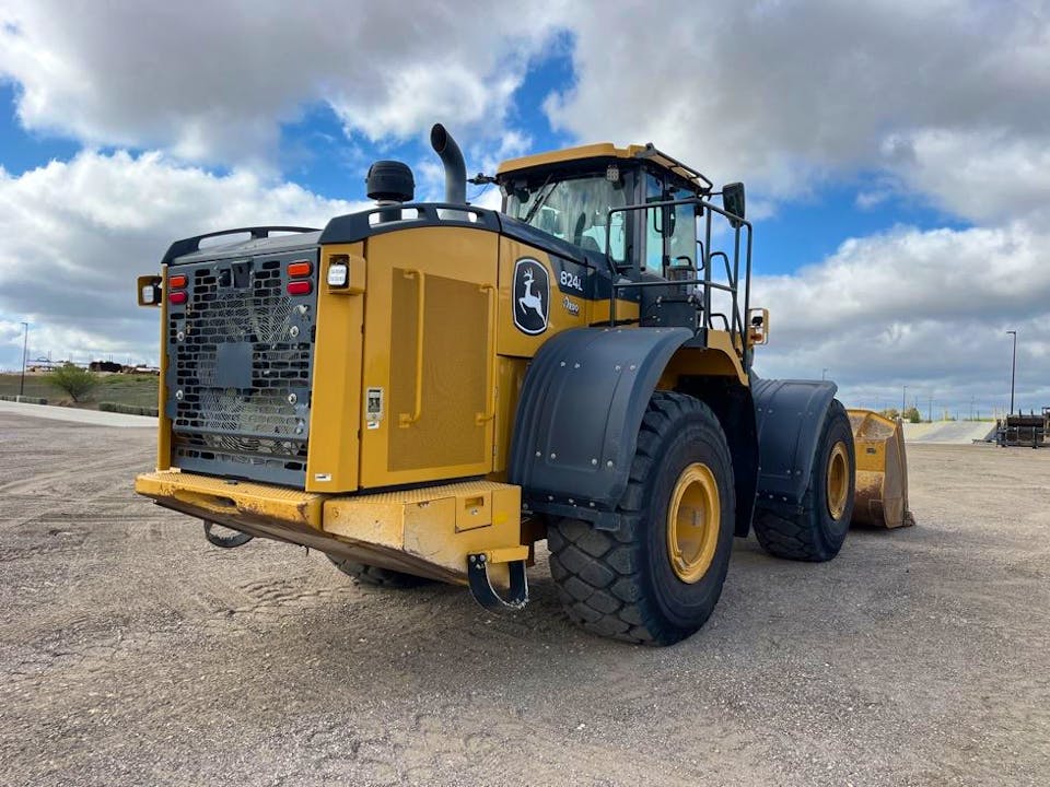 John Deere 824L