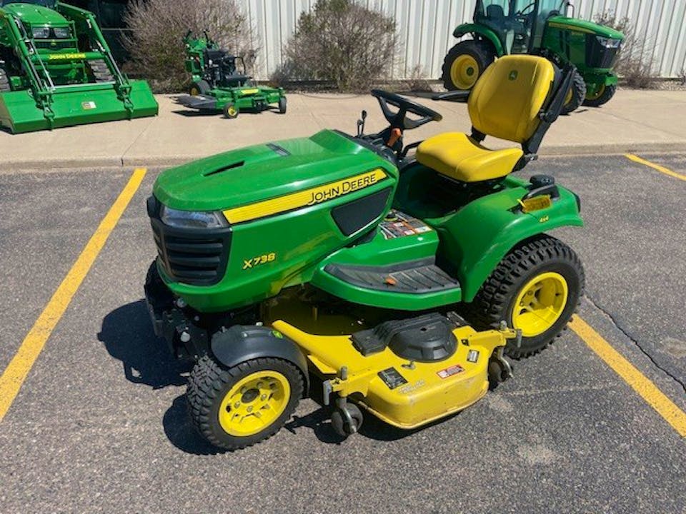 John Deere X738