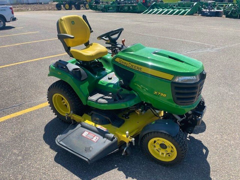 John Deere X738