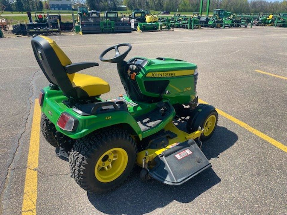 John Deere X738