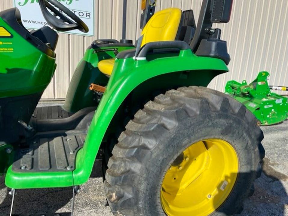 John Deere 3032E