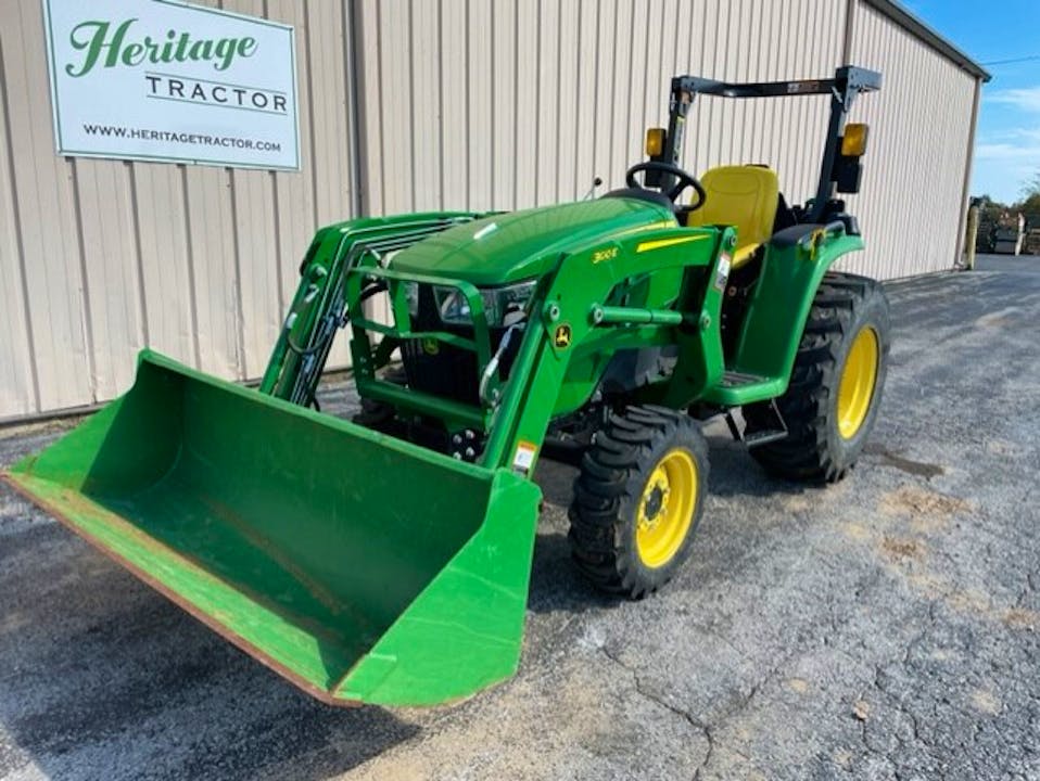 John Deere 3032E