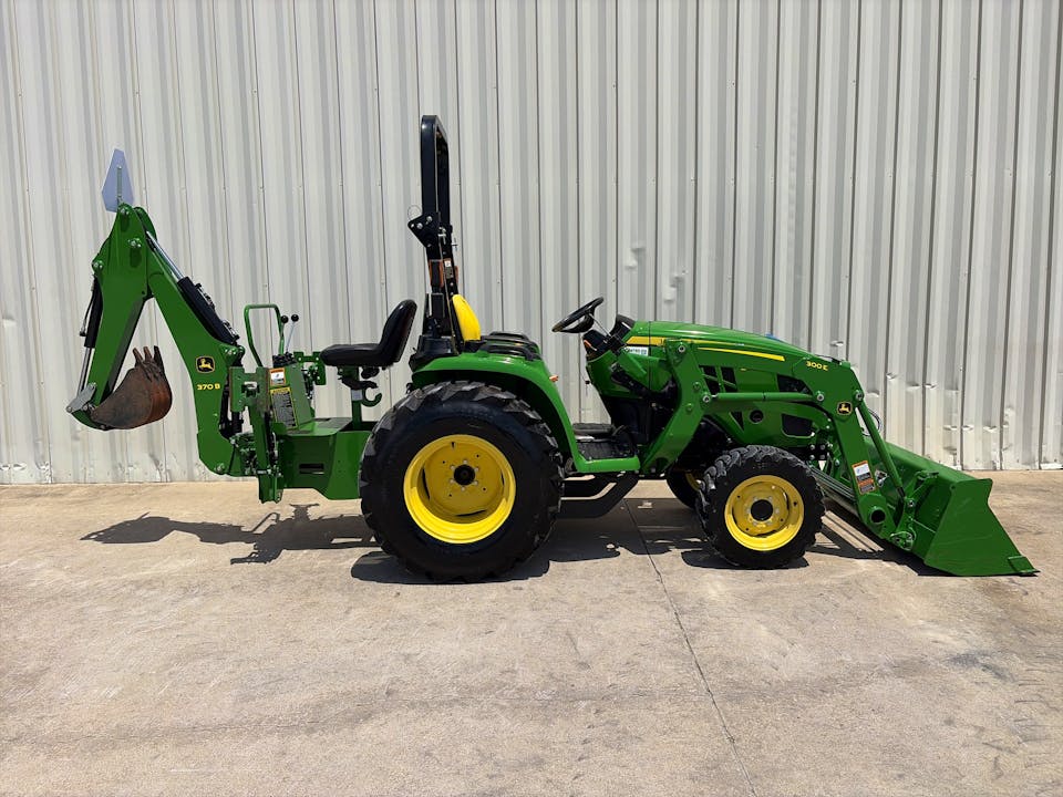 John Deere 3032E