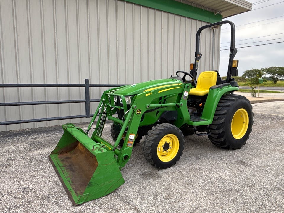 John Deere 3032E