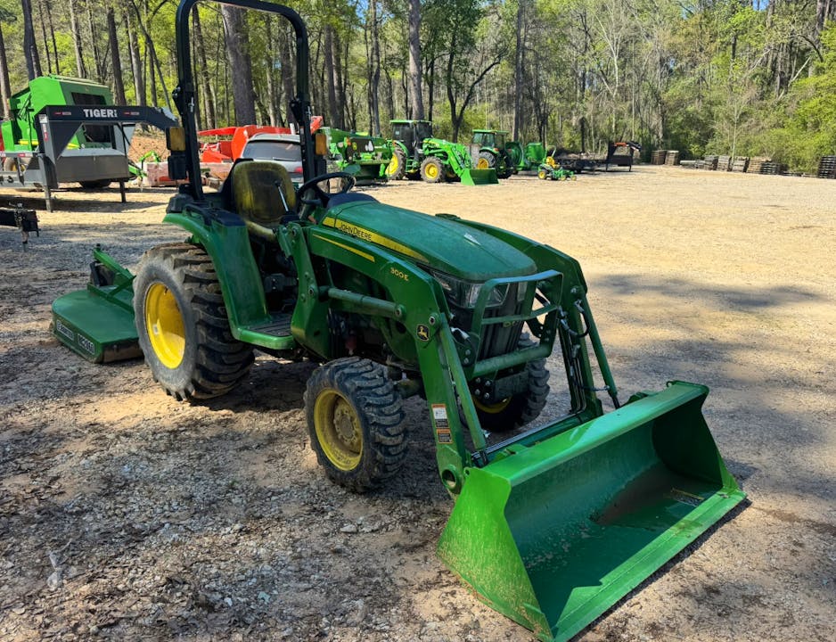John Deere 3032E