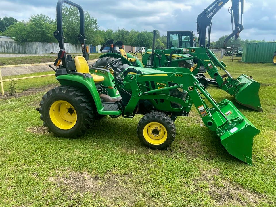 John Deere 3032E