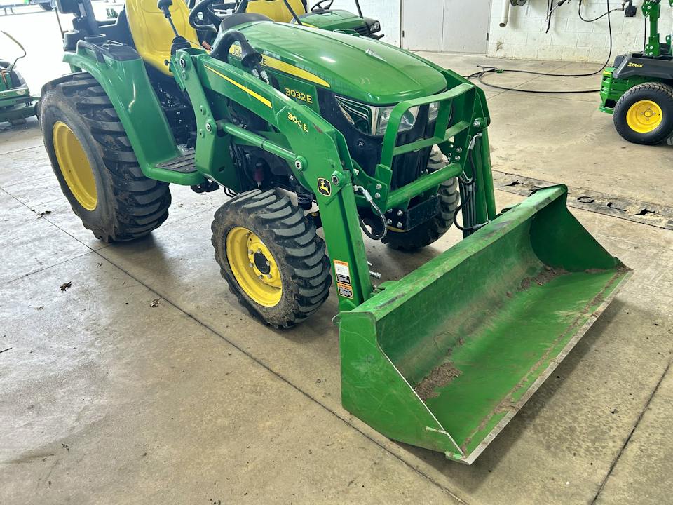 John Deere 3032E