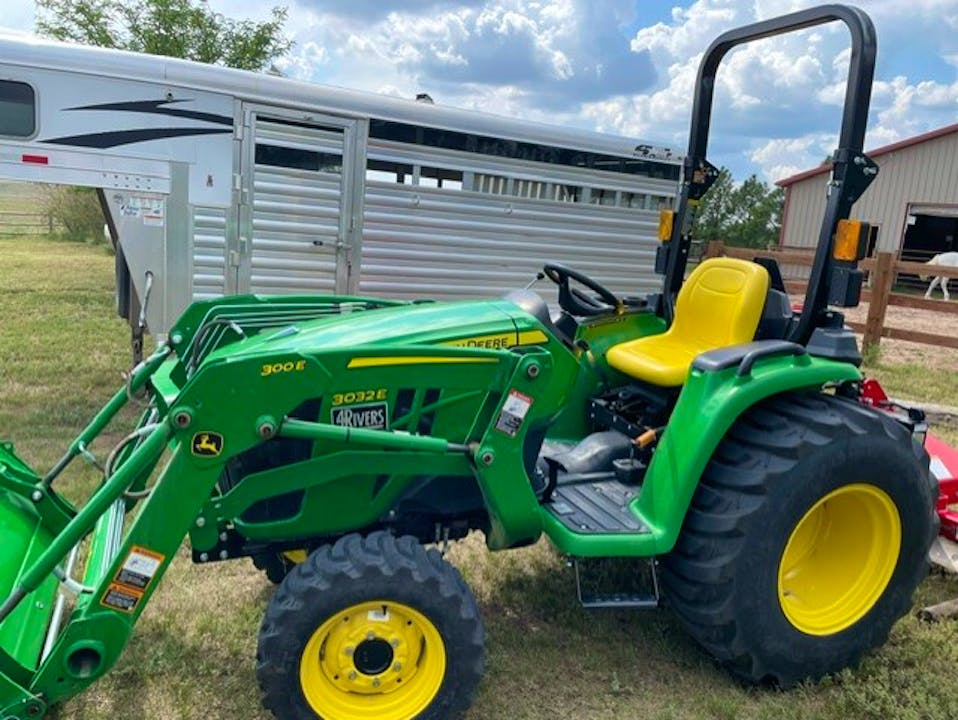 John Deere 3032E