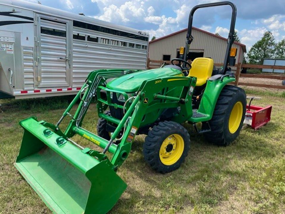 John Deere 3032E