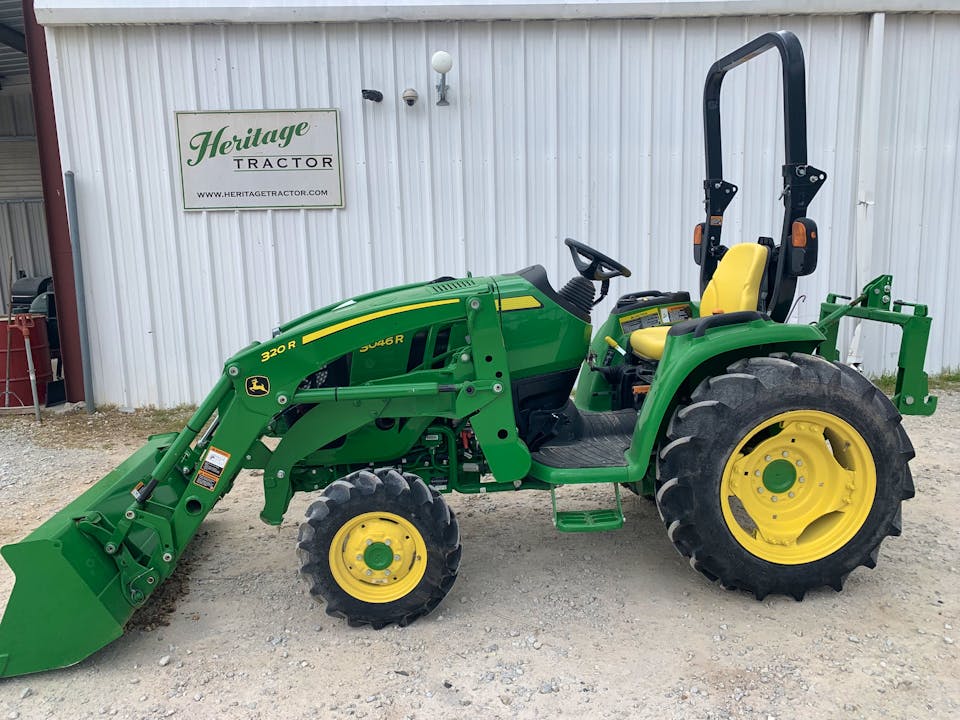 John Deere 3046R
