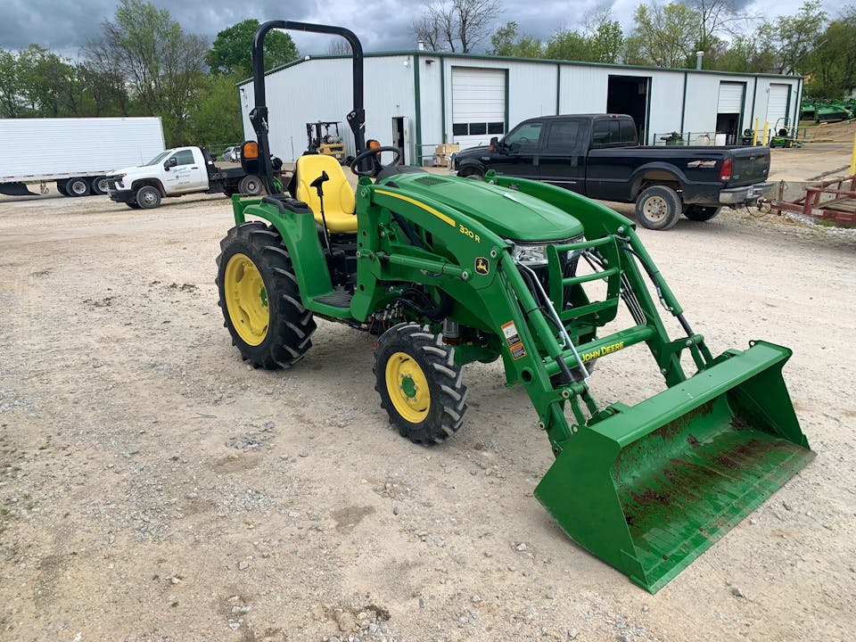 John Deere 3046R