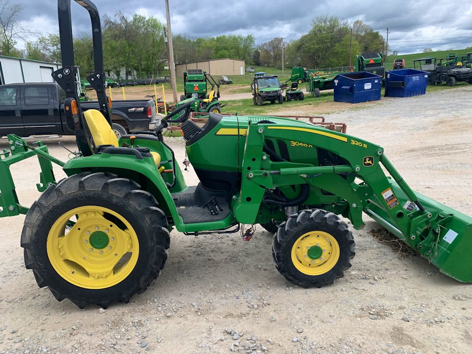 John Deere 3046R