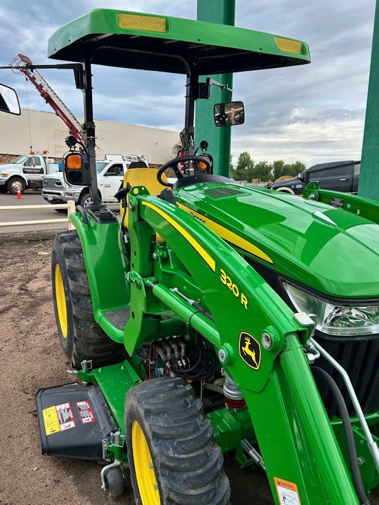 John Deere 3046R