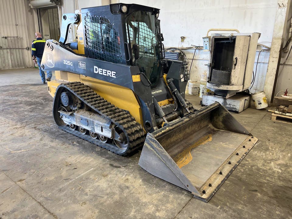 John Deere 325G