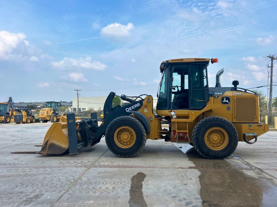John Deere 444P