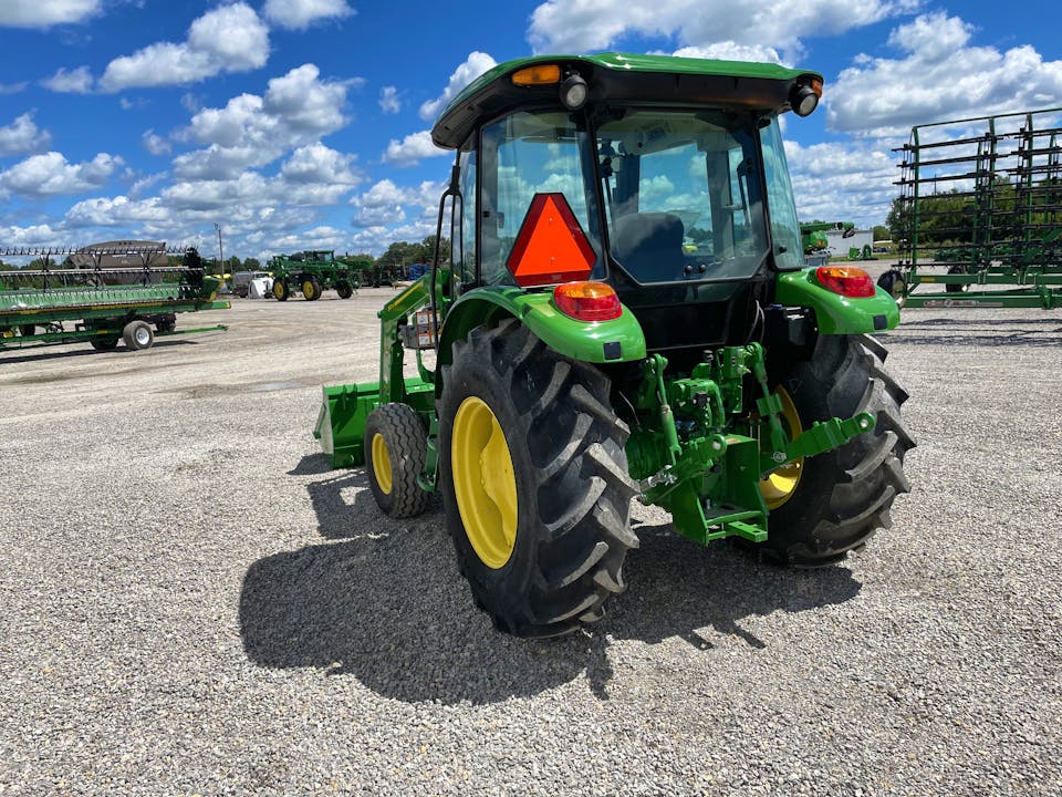 John Deere 5055E