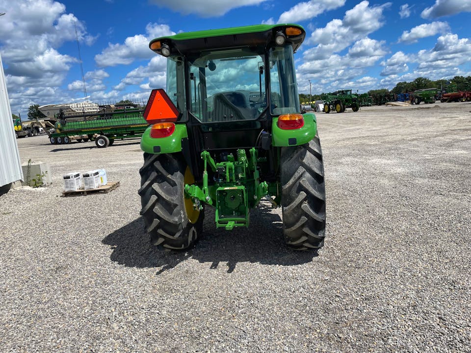 John Deere 5055E