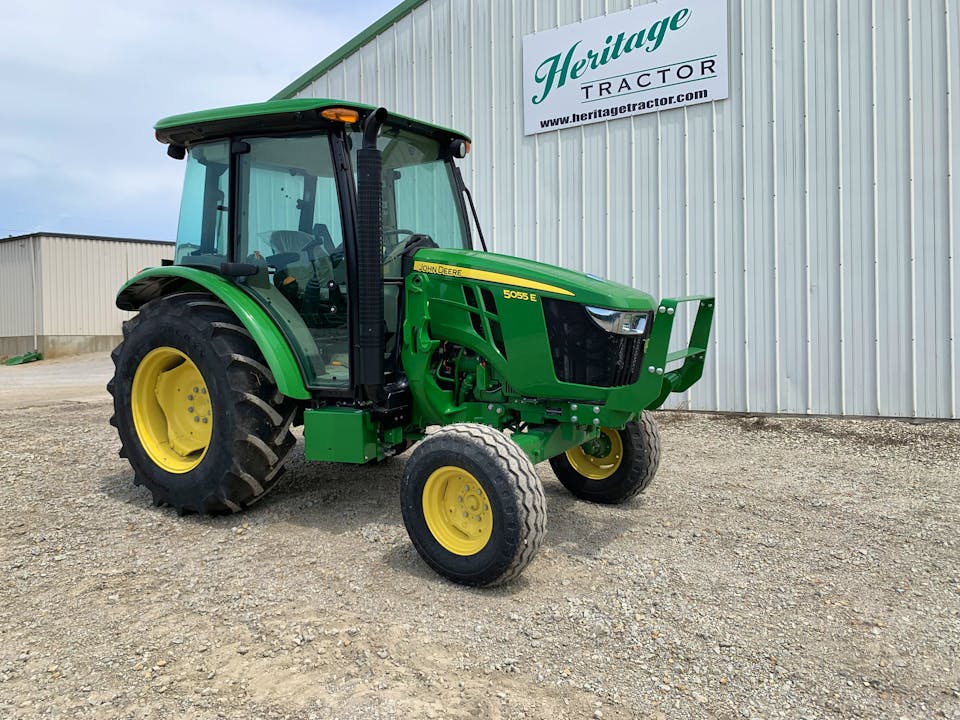 John Deere 5055E