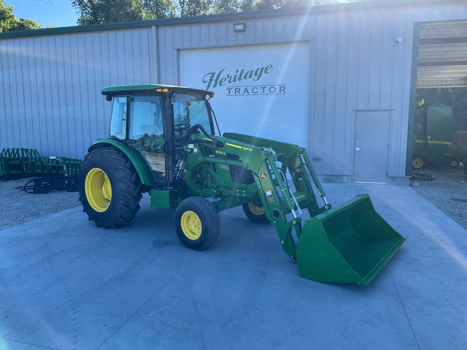 John Deere 5055E