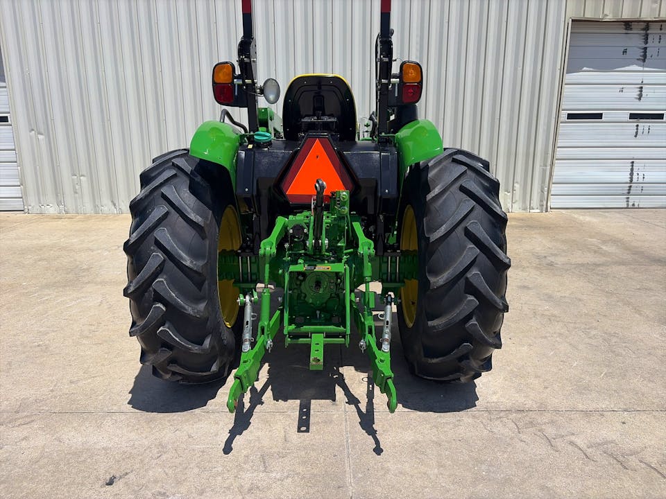John Deere 5055E