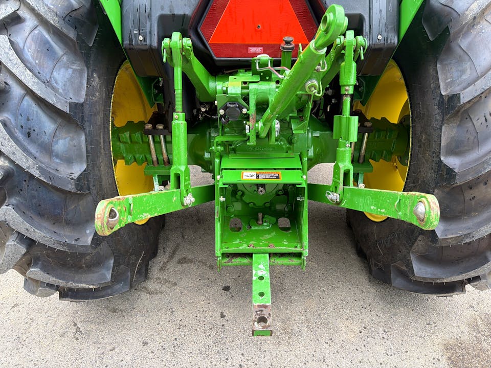 John Deere 5055E