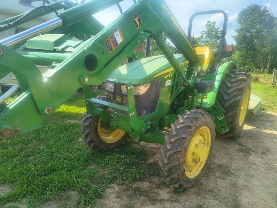 John Deere 5055E