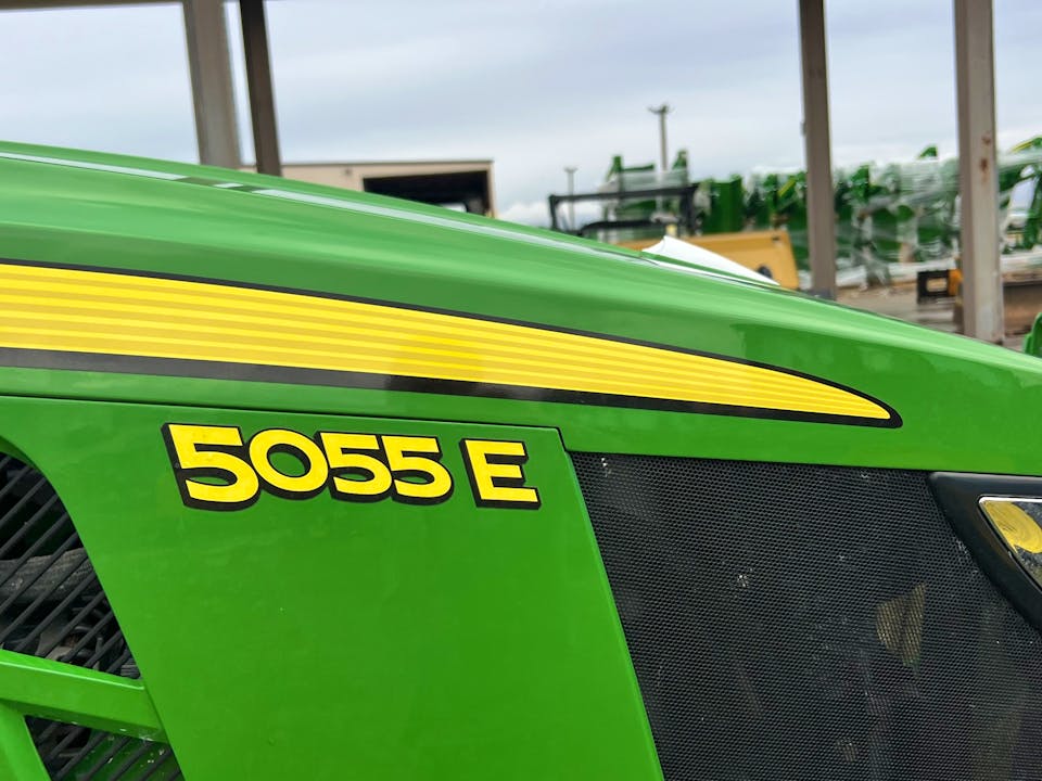 John Deere 5055E