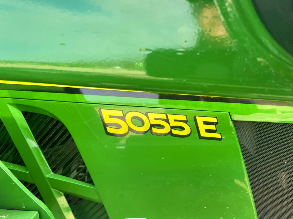 John Deere 5055E