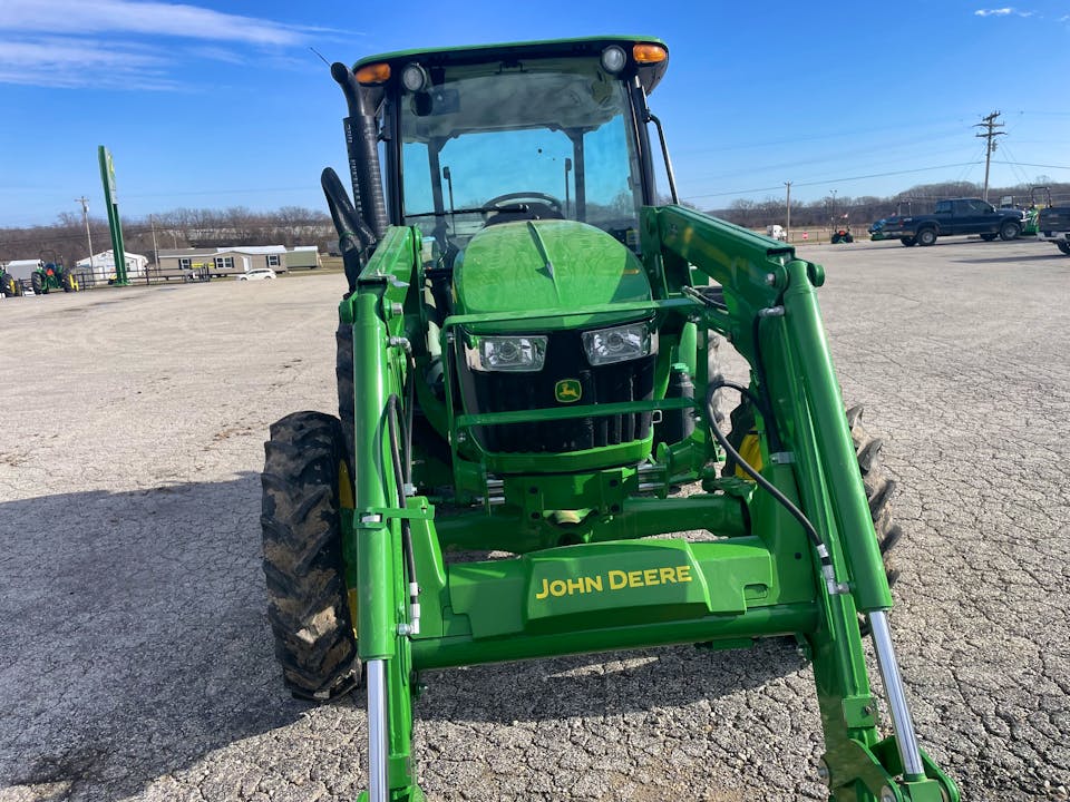 John Deere 5055E