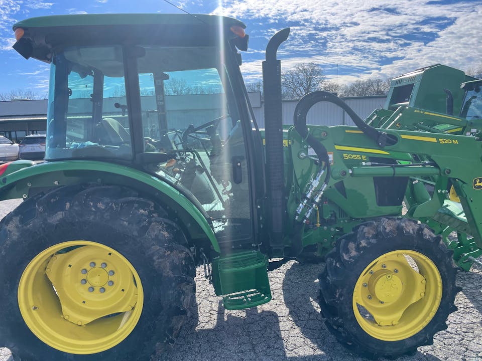 John Deere 5055E