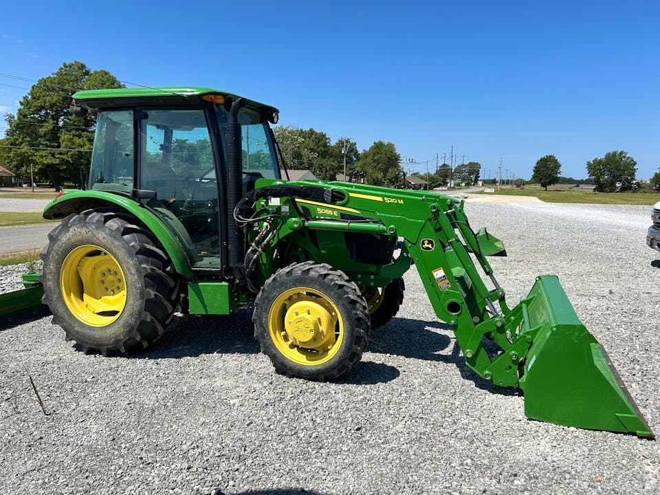 John Deere 5055E