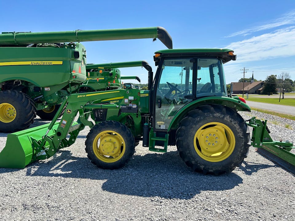 John Deere 5055E
