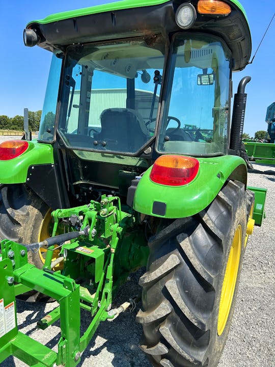 John Deere 5055E