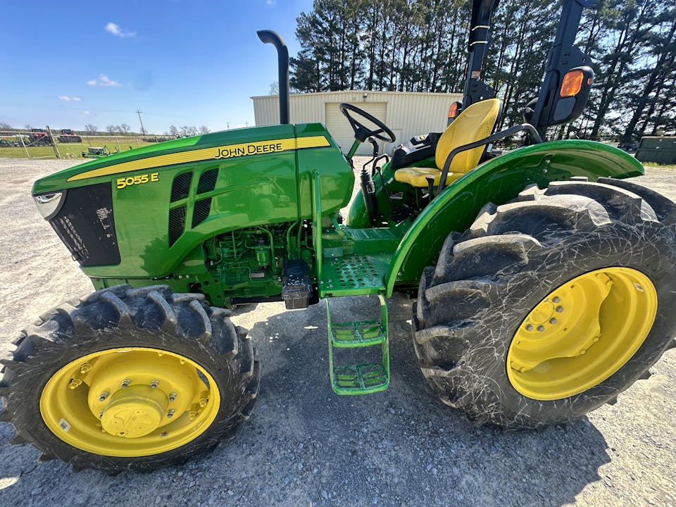 John Deere 5055E