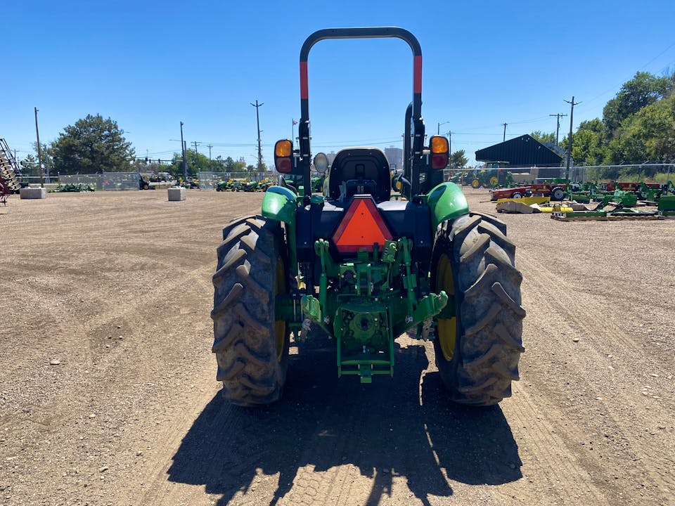 John Deere 5055E