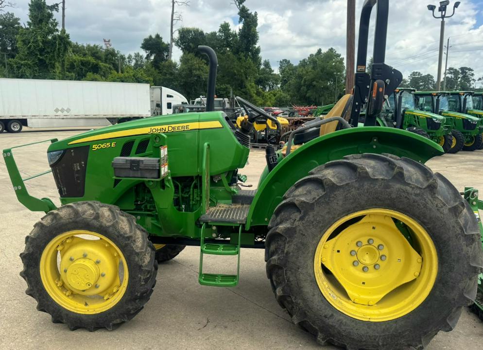 John Deere 5065E