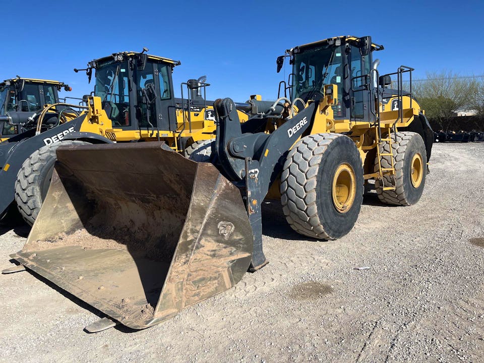 John Deere 824L